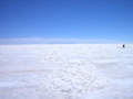 ウユニ塩湖です。雪じゃなくて塩しおっ！